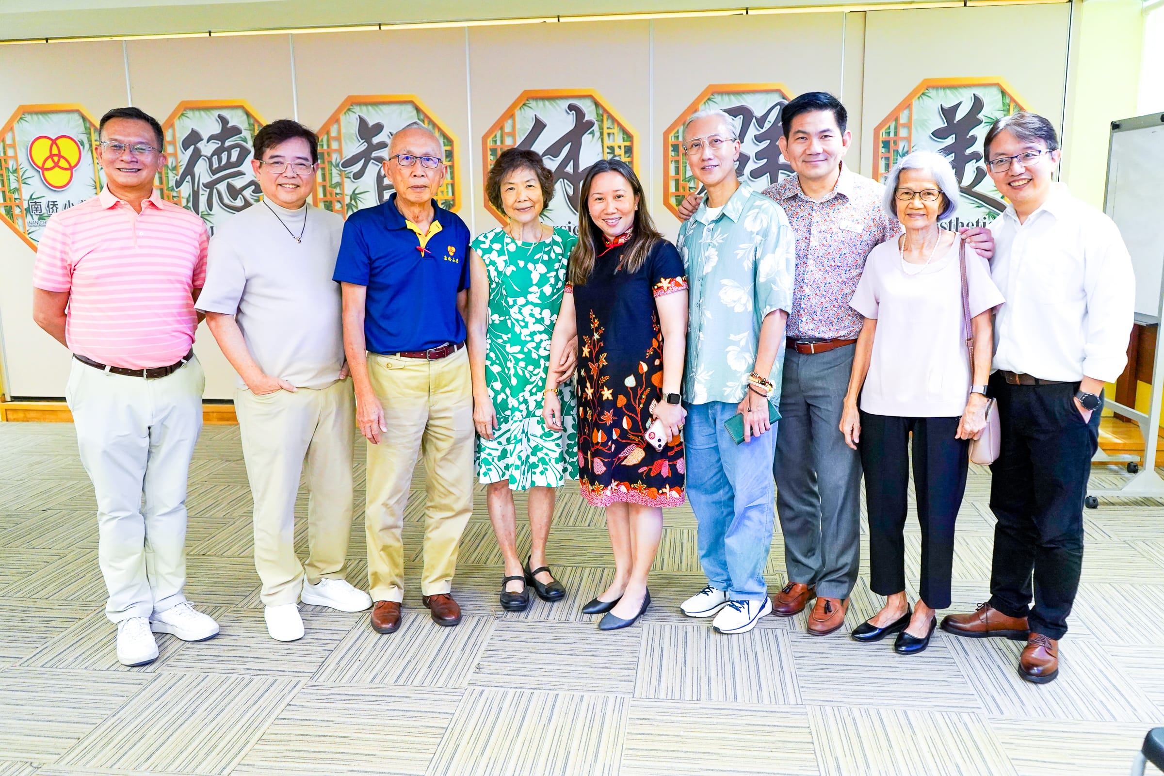 group photg withe the alumni.